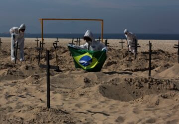 Protesto contra mortes por covid-19 em Copacabana, Rio de Janeiro