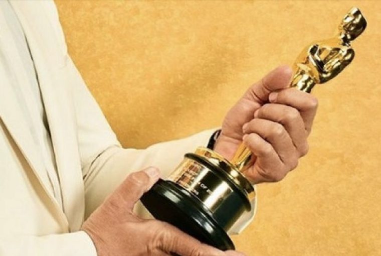 Homem segura estatueta do Oscar, que segue marcado pela falta de diversidade
