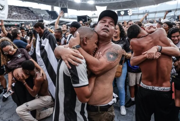 Botafoguenses comemoram a vitória na Libertadores, foto premiada no World Press Photo 2025