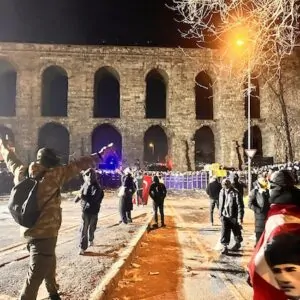 Protestos na Turquia contra a prisão do prefeito de Istambul, marcados por repressão a jornalistas
