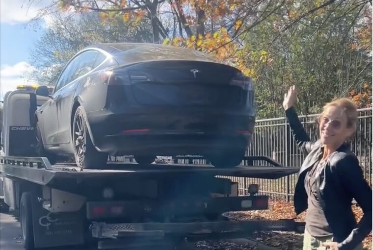 Shery Crow mandando seu carro Tesla embora em um reboque em protesto contra Elon Musk