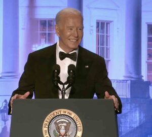 Joe Biden faz piadas no jantar para jornalistas na Casa Branca