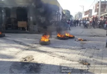 Pneus queimados na rua em ato de violência de gangues no Haiti