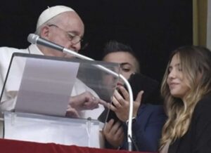 Papa Francisco na sacada do Vaticano com jovens e iPad