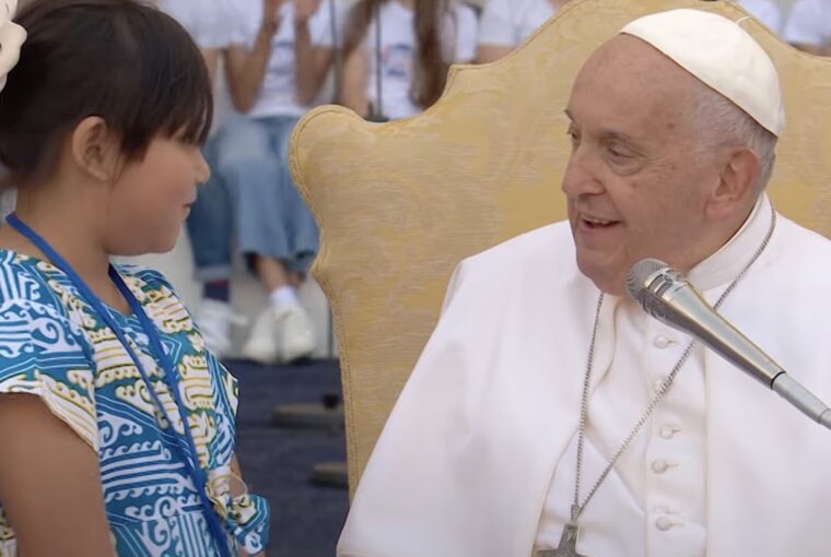 Papa Francisco com menina, cena do último Vídeo do Papa