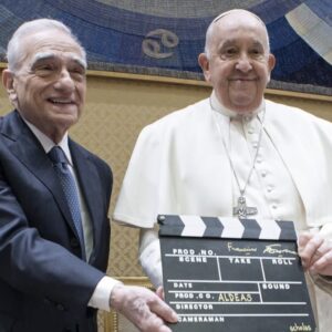 Martin Scorsese e papa Francisco com claquete de cinema anunciando novo filme documentário